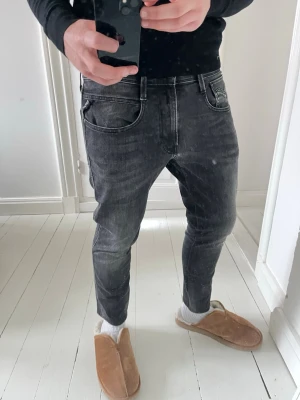 Replay jeans  - Replay jeans , Inga större defekter. Modellen i bilderna är 180 cm 75 kg pch bär Storlek , W31 , Måtten i sista bilden är A: 40 cm B: 86 cm , Kom med frågor! 