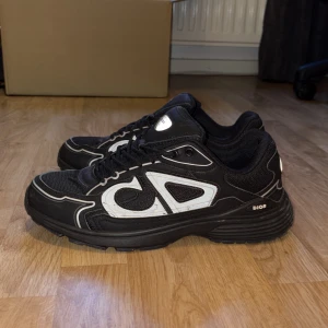 Dior b30 - Säljer dior b30, använda ett fåtal gånger. Storlek 44 men passar 43-44
