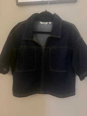 Jeans topp - Säljer denna jeans topp använd en gång