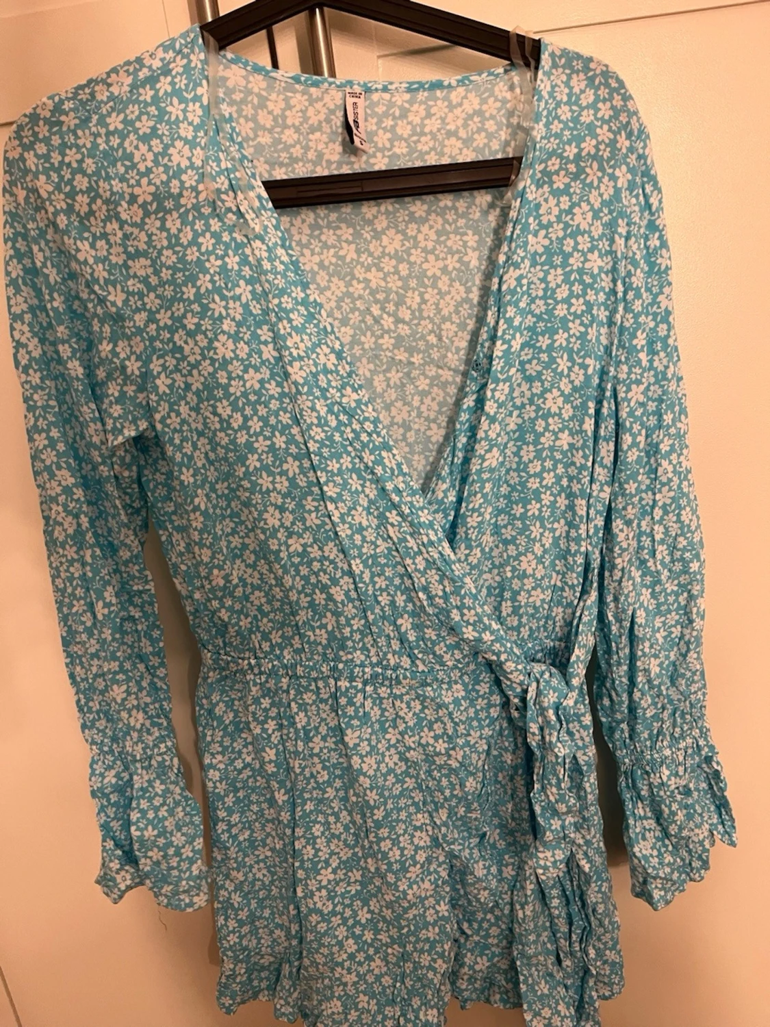 Blå blommig omlottklänning