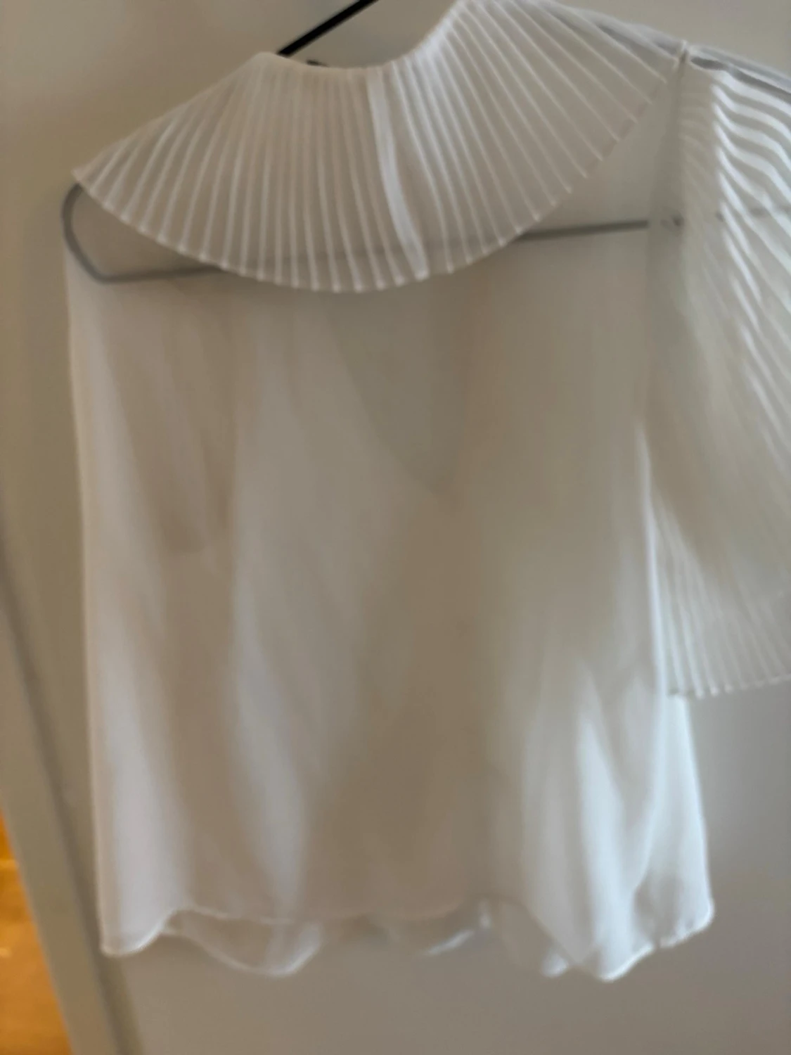 Vit plisserad blus från Zara - 2