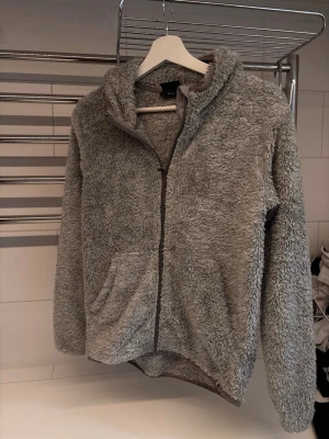 Fleece från märket Everest  - Fleece i skönt material från märket Everest. Storlek 164. 