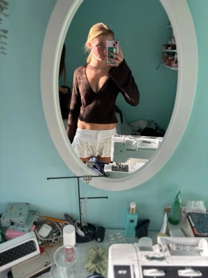 Brun stickad croppad tröja - En brun stickad tröja med djup v-ringning och croppad passform. Tröjan har långa ärmar och är tillverkad i ett mjukt stickat material som ger en avslappnad och trendig look. Perfekt att matcha med jeans eller kjol. Gina tricot!