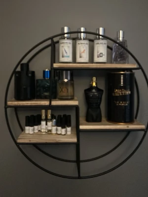 Parfymer - säljer och byter från kollektion. kom med förslag till pris och byten. alla parfymer är nästan helt fulla och nya, bara versace eros som är typ hälften.