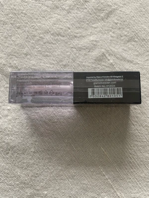 Glam of Sweden Lip Oil Gurka - Läppolja från Glam of Sweden med gurka, i en transparent fyrkantig plastförpackning med svart lock. Oljan är klar och ger en fräsch känsla till läpparna. Perfekt för att återfukta torra läppar under kalla dagar.