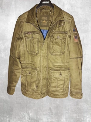 Field Jacket Vintage - Field Jacket Vintage från Original. Storlek M. Skick 8/10, mycket fin färg och vintage stil. Pris 649 men kan diskuteras vid intresse. Fraktas samma dag!