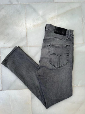 Grå Tiger of Sweden jeans  - Snygga jeans från märket Tiger of Sweden, modellen på jeansen är Pistolero 😁 ——————————————————————————                                                                                📐| Storlek: 29-32                                                  👖| Märke: Tiger of Sweden                                   🔎 | Skick: Mycket Bra                                            💵 | Ny Pris: 1599kr                                                 ✍🏻 | Skriv om du har några frågor 