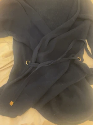 Stickad intimissimi kofta - Använd 1 gång på ny år, kommer inte till någon användning. Är lite dammig eftersom den legat i min garderob och finns lite hundhår på sig men det tar jag bort så klart 💕💕💕