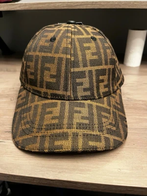 Fendi keps - Tjena, säljer en helt ny Fendi keps.