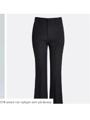 Svarta utsvängda kostymbyxor - Oanvända kostymbyxor från bikbok. Modellen vera mid waist. Köpta för 499.
