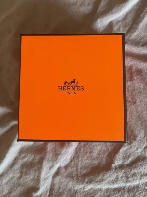  orange presentask - Perfekt för att förvara accessoarer eller ge bort en lyxig present.