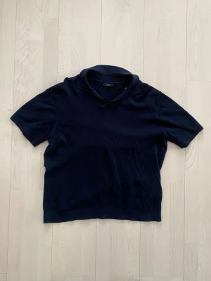 Massimo Dutti piké  - Tjena! Säljer nu denna sjukt stilrena piké från Massimo Dutti. Storlek L men passar även M och i fint skick! Nypris ca 750! Priset är ej hugget i sten så hör av dig vid minsta fundering:)