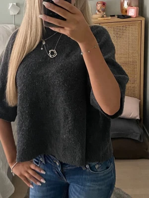 Mörkgrå stickad tröja 157 - Mysig mörkgrå stickad tröja från 157 med boxig passform och halvlånga ärmar. Skönt material, inte stickigt på huden. 💕💕 Pris går att diskuteras. 💕💕