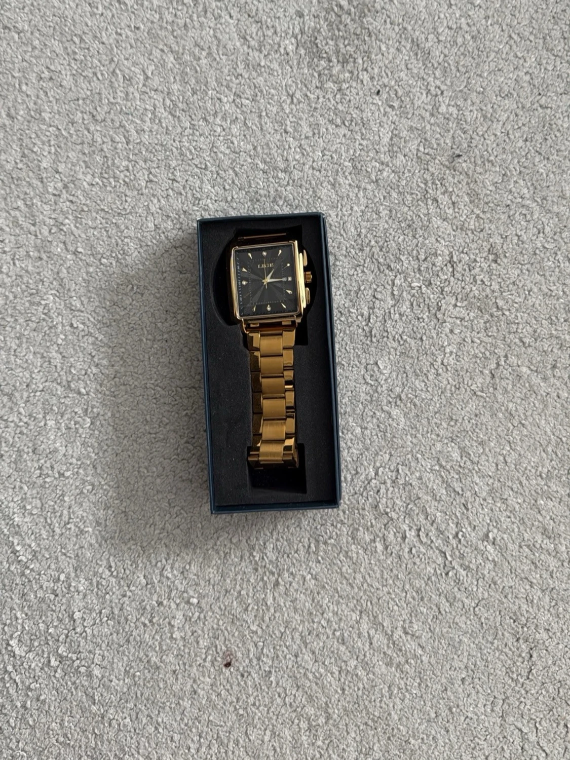 Guldfärgad fyrkantig klocka från LIGE