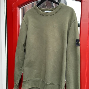 Stone island crewneck  - Stone island crewneck   Storlek: L 8/10 Inget og   Vid frågor eller efterfrågan på fler bilder är det bara att skriva🙌