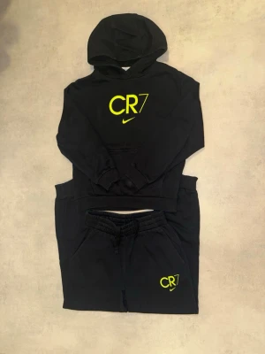 Nike CR7 Set med hoodie och mjukisbyxa  - Mamman köpte CR7 kläder till den kräsna lillebrorsan som inte gillar någonting. Denna har han haft på sig totalt 3 gånger. Storlek 137-147cm. Pris kan diskuteras!