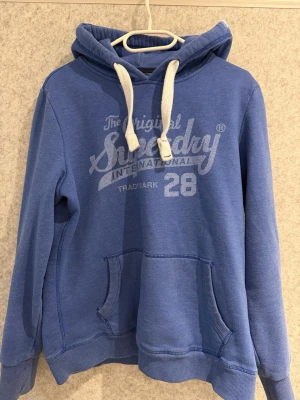 Superdry Hoodie - Säljer denna jättefina hoodie från superdry i storlek S. skriv gärna vid intresse!