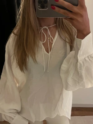 Vit blus - En super snygg vi blus. Aldrig använt därav är prislappen kvar🩷