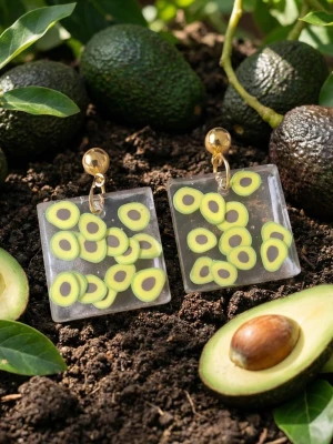 Örhängen i Resin "Avokado" - Ca 2,5 x 2,5 cm.  Handgjorda örhängen i Resin. Härdade i UV-ljus. Alla smyckesdelar är i äkta silver,  guldpläterat eller rostfritt stål. Allergivänligt ❤️