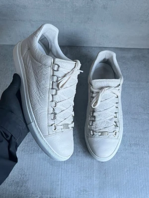 Balenciaga Arena - Vita Arena | Storlek 42 men passar 1-1,5 stort | väldigt fint skick | endast skorna ingår | nypris 6000 (säljs inte längre) 