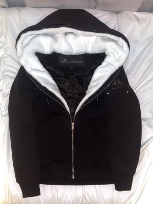 Moose Knuckles Bunny - Inga skador eller märken, vita delen går och ta av så blir den helt svart pris kan diskuteras. 