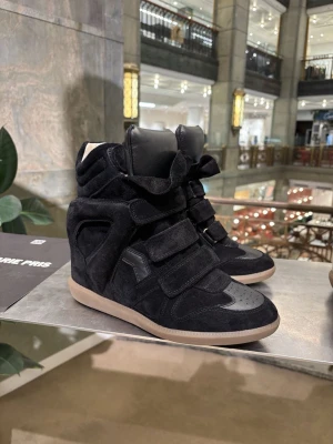 Isabel marant skor - Säljer dessa svarta, classy Beckett skorna från Isabell marant i storlek 36 men passar mig som har storlek 37. Super fina och knappt använda, säljer pga att jag inte har någon användning av dom. Skulle kunna tänka mig diskutera priset lite men annars är det ganska satt.🖤🥹🫰