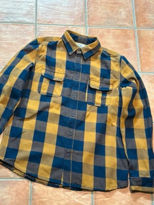 Lager 157 rutig skjorta - Lager 157 rutig skjorta. Använd bara ett fåtal gånger, i mycket bra skick. Storlek L  Lager 157 checkered shirt. Worn only a few times, in very good condition. Size L
