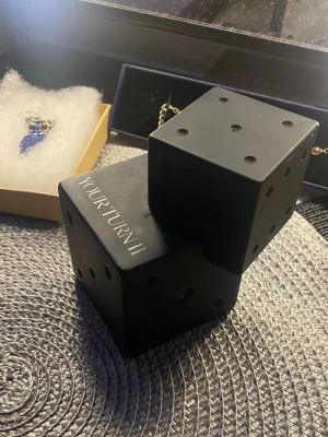 Billie Eilish parfym  - Billie Eilishs 'Your Turn II', äkta! Köpte från eilish fragrance men doften va inget för mig. Kan diskutera priset men köptes för 1600kr <-frakt inräknad. Använt ca 2 gånger så den är mestadels oanvänd och full. kartong ingår!