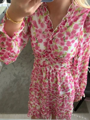 Blommig sommar klänning från Vero Moda - Supersöt klänning från Vero Moda med rosa och grönt blommönster. 