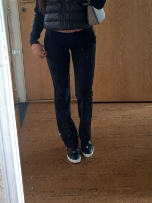 Svarta bootcut kostym byxor  - Bikbok lågmidjade kostym byxor strl 34 