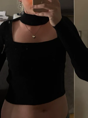 Svart öppen topp - Assnygg topp som är öppen ovanför bröstet och långärmad. Toppen skick och inget att klaga på, skriv vid frågor🥰