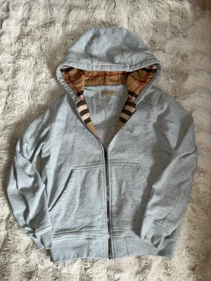 Burberry hoodie Storlek S - Snygg grå zip-hoodie från Burberry sällan använd saknar tyvärr snören storlek S