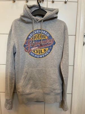 Vintage Superdry Hoodie - Säljer en grå 2000s vintage hoodie från Superdry som inte säljs längre och därav är eftertraktad😁.         Strl: S      Pris: 299kr.      Kom privat vid minsta fundering🤩