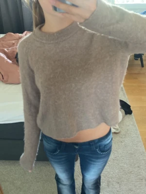 Beige stickad tröja - Säljer då den inte kommer till användning. Kontakta för fler bilder. 