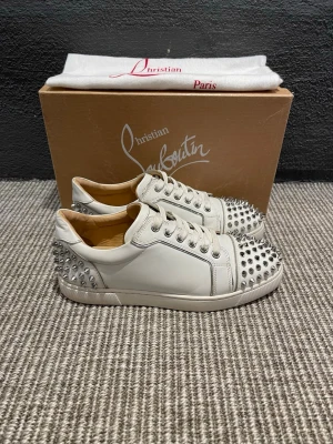 Christian Louboutin skor - Hej, säljer nu dessa svin snygga Christian Louboutin skor. Skorna är i grymt skick!  Begränsat antal boxar och dustbag. Hör av dig vid frågor.