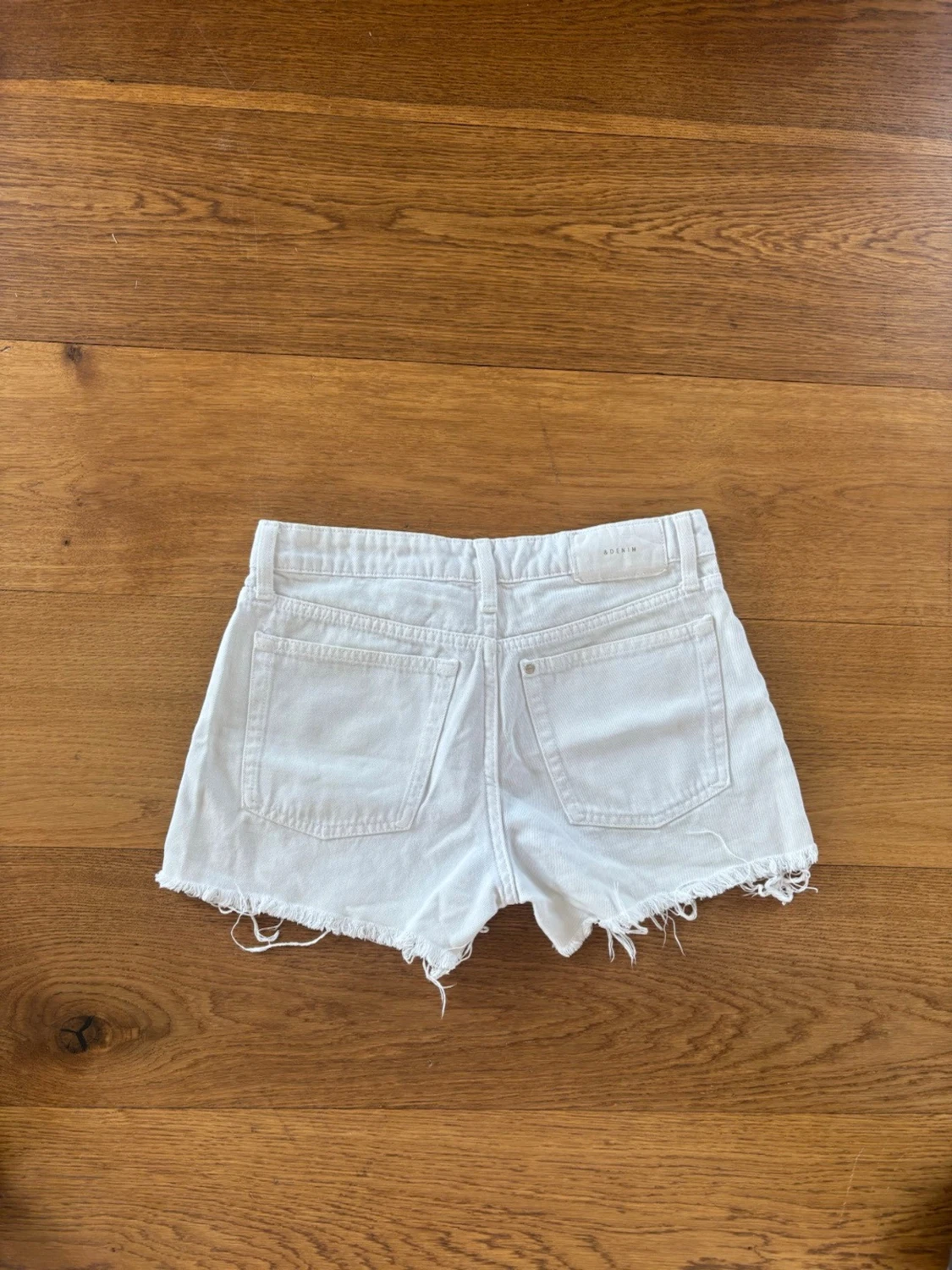Vita denimshorts med fransig kant - 1