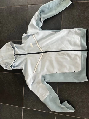 Nike tech ljus blå - Fick den i present men använder den inte. Den är i princip i nytt skick och bara använts några gånger den är storlek S. Hör gärna av dig vid frågor 