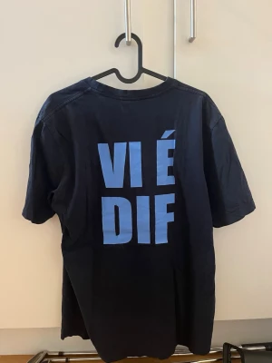 Svart t-shirt med blå text - DIF tröja använd en gång 