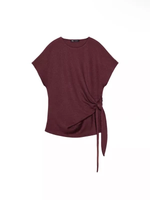 Vinröd topp med knyt från Zara - Säljer en vinröd topp från Zara med rund halsringning och korta ärmar. Toppen har en snygg knytdetalj i sidan som ger en trendig look. Perfekt att styla med både jeans och kjol för en cool outfit. Bra skick! Storlek S. Skicka bud gärna. 