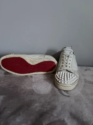 Christian Louboutin skor - Säljer dessa riktigt feta loubsen nu! Skorna är i helt okej skick men saknar 2 nitar och man ser att de är använda. Skorna är i strl 42 men de är riktigt schyssta nu med dom röda sulorna till sommaren. Nypris kostar dessa ~7999kr men jag säljer de för runt tusenlappen bara så ni får alltså ett par äkta loubs för bra pris! Hör av er vid minsta fundering eller så!