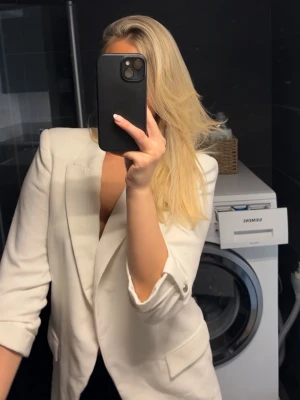 Vit oversized kavaj från Zara - Snygg vit kavaj i oversized modell med trekvartsärmar och knappar vid ärmslut. Klassisk krage och fickdetaljer framtill 🩷