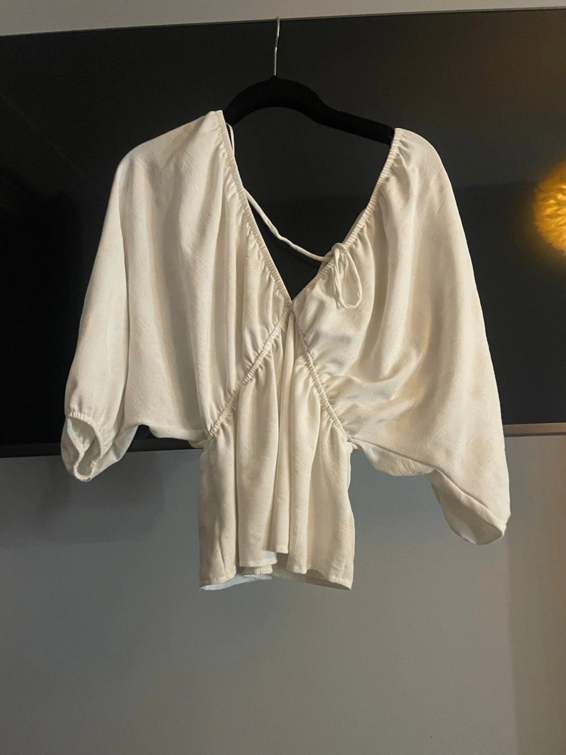 Vit v-ringad blus från Zara