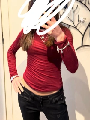 Intimissimi top - Boat Neck Ultralight tröja i modalkashmir storlek S. Den är använd och är i bra skick! Färgen heter vamp red (mörkröd) ❤️