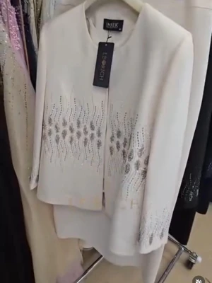 Vit kavaj med strass från Wiek - Detta är ett tredelat set som består av en kjol, en kavaj och ett linne som du bär under kavajen. Kavajen har väldigt fina mönster och kjolen har ingen design. Den köptes av en Instagram-säljare @lerich.se. Jag köpte den för 3200 kr. Den användes bara en gång på ett evenemang och är i perfekt skick och har absolut inga tecken på att den har använts.