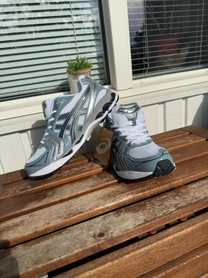 Asics gel keyano 14 blå - Säljer ett par asics storlek 45 passar 44 också. Aldrig använda. Perfekta skor för sommaren. Ordinarie pris 1800 sek