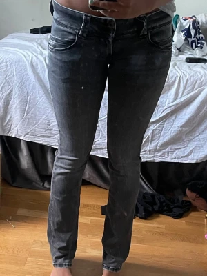 low waist Pepe jeans - W28 och jag är 175 och dom sitter perfekt i längden! Snygga mörkgrå slim fit jeans med klassisk femficksdesign och låg midja. Jeansen har diskreta slitningar och kontrastsömmar vid fickorna. Perfekta för en trendig och avslappnad stil.