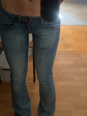 Ljusblå bootcut jeans från only  - Säljer ett par ljusblå bootcut jeans från only (gammal model)med klassisk design och låg midja. Jeansen är perfekta för en avslappnad och trendig look. (Efterfrågan stor). Midja-27 längd-33