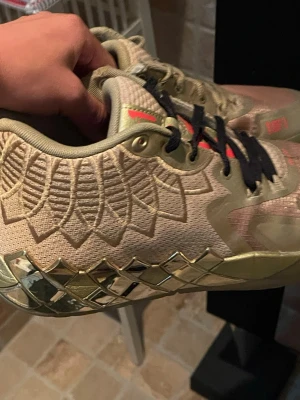 Guldiga lamelo ball skor. Basketskor - Fina lamelo ball skor. Anändna men i bra skick. Size 42,5