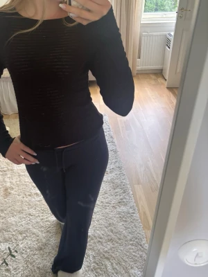 Svart ribbad långärmad topp - Säljer en svart långärmad topp med ribbad struktur och rund hals. Toppen är tight i modellen och har en enkel, stilren look som passar till mycket. Perfekt att matcha med jeans eller kjol för en trendig outfit. M men passar S. Andvänd 1 gång 