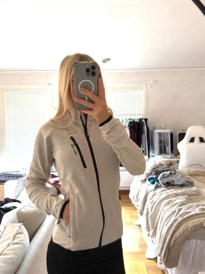 Ljusbeige fleecejacka från Mount zero - Superskön ljusbeige fleecejacka från Mount zero med hel dragkedja, hög krage och svarta detaljer. Jackan har en bröstficka med dragkedja och två sidofickor. Perfekt för lager-på-lager och chill dagar. Två bläck fläckar kolla 4 och 5 bilderna 